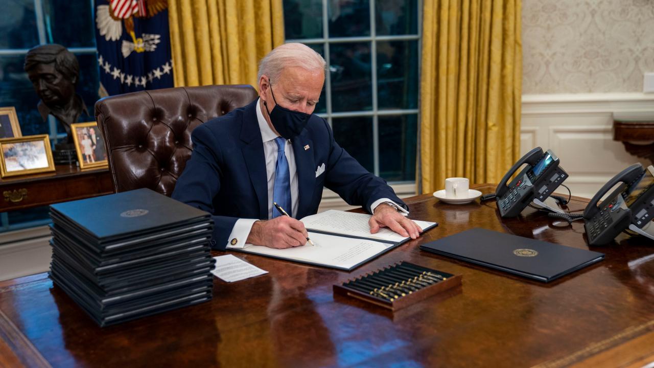 Biden oval bill off orden presidency inauguration multilateralism firma viajes ejecutiva respaldo donald undoing funding juneteenth kolpaper regulaciones debunked supremacists