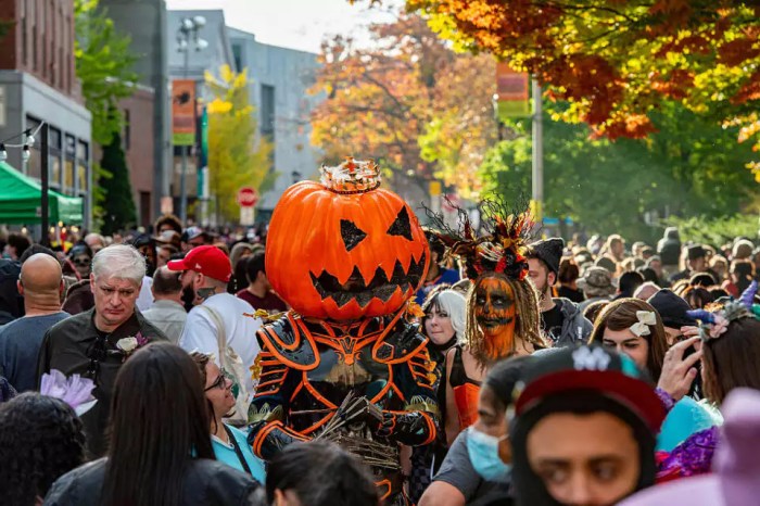 When does salem massachusetts start decorating for halloween