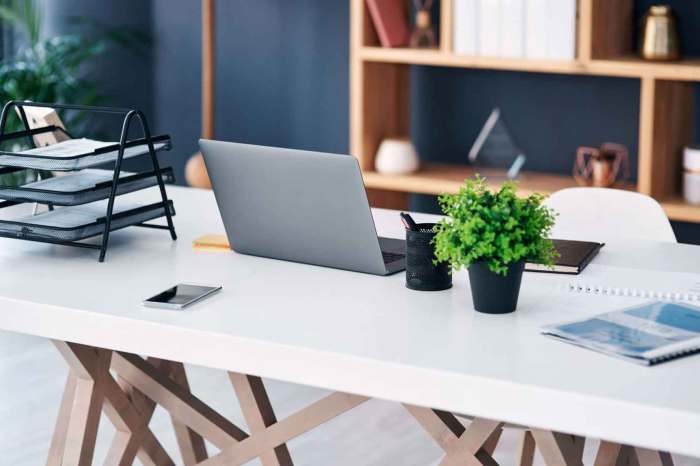 How to decorate office desk at work